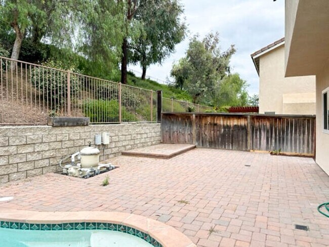 Building Photo - **STUNNING** 8 BEDROOM SOLAR HOME IN GATED...