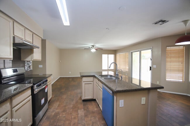 Building Photo - 842 N Naples Dr