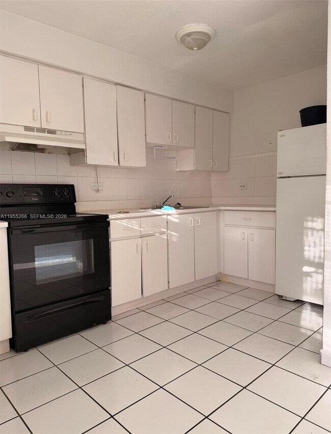 Building Photo - 1610 NW N River Dr