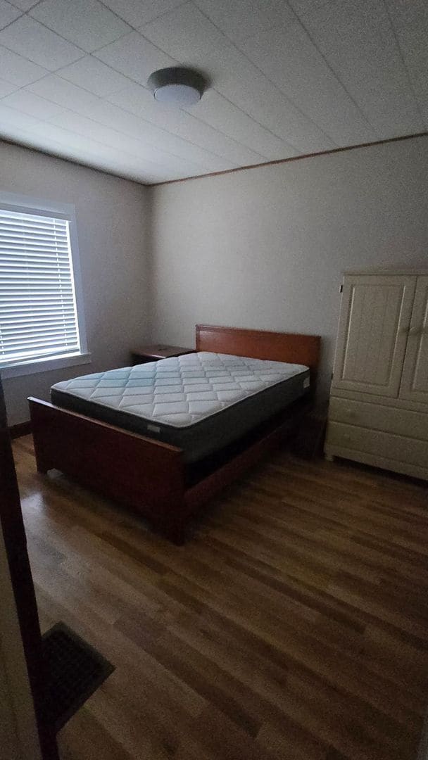 Building Photo - Spacious 2 Bedroom - 1 Bath, Enclosed porch and provided Washer/Dryer!