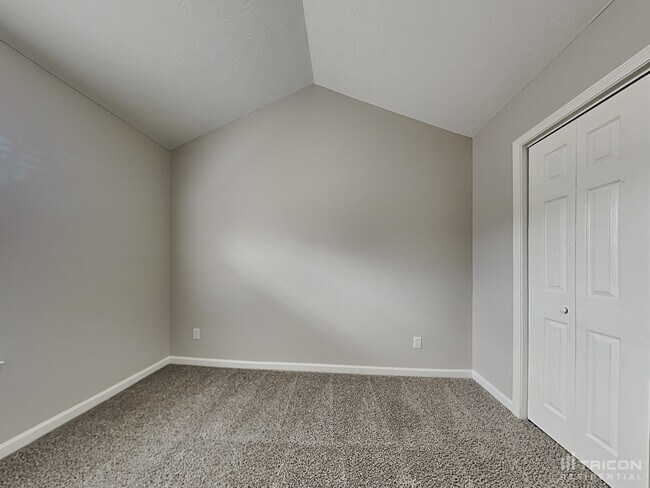 Building Photo - 325 Plantation Blvd