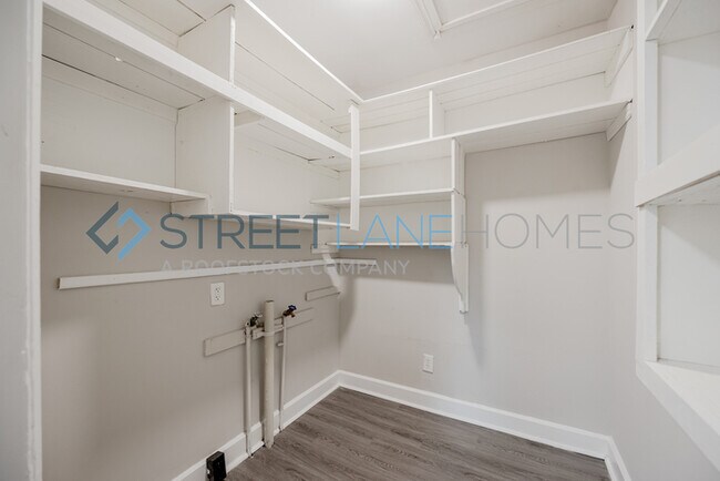 Building Photo - Charming 4 Bedroom in Columbus!