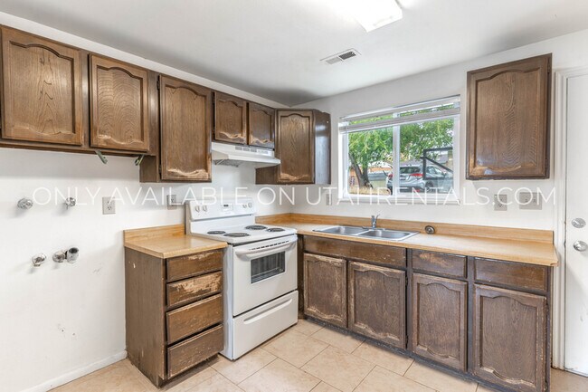 Building Photo - 1036 Virginia Cir