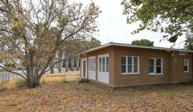 Building Photo - Country Living in the City