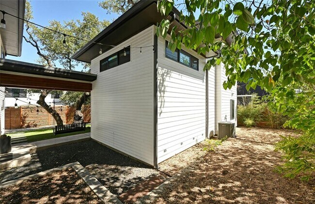 Building Photo - 407 S Park Dr