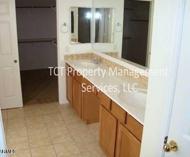 Building Photo - Large 3 Bed/2.5 Bath plus office AND Loft in Avondale!