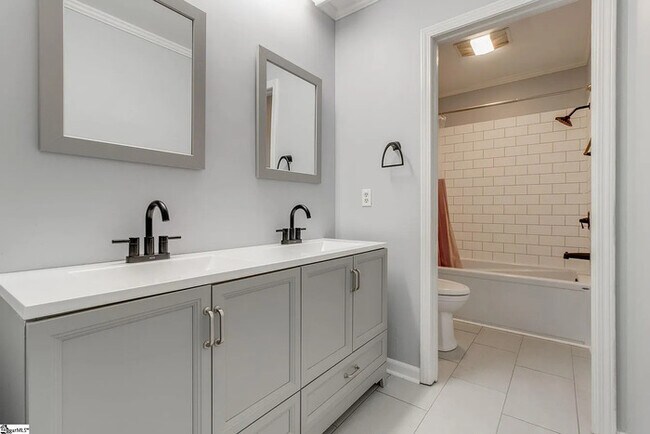 Building Photo - 9 Hillington Pl