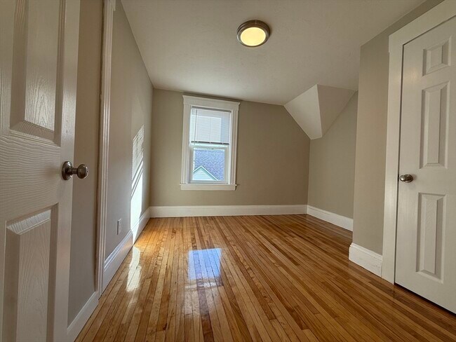 Building Photo - 11 Eureka St