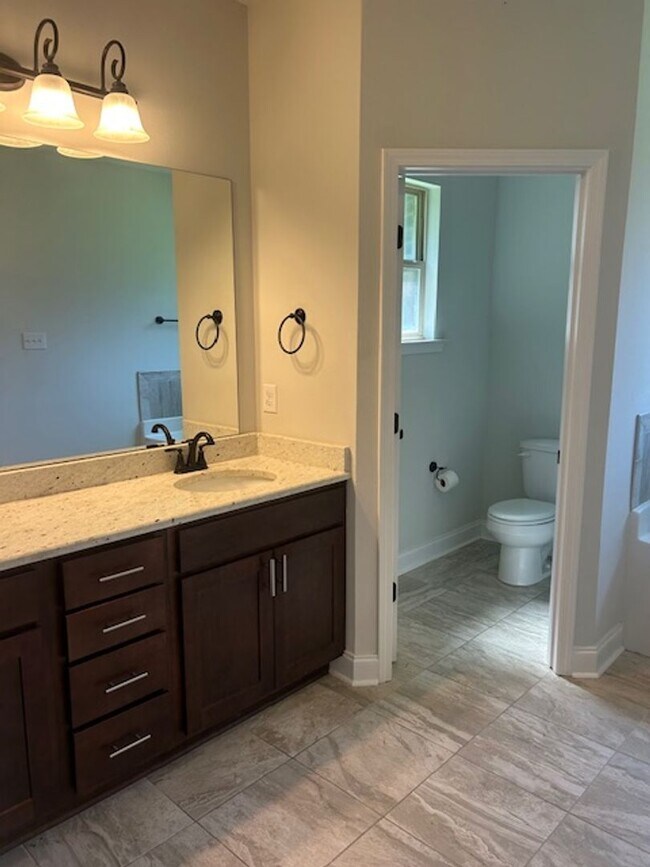 Building Photo - 6914 Summerset Dr