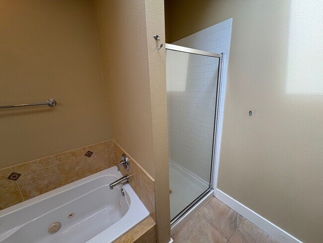 Building Photo - Queen Anne Townhome