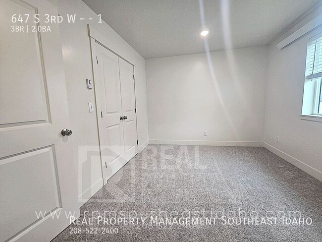 Building Photo - 647 S 3rd W