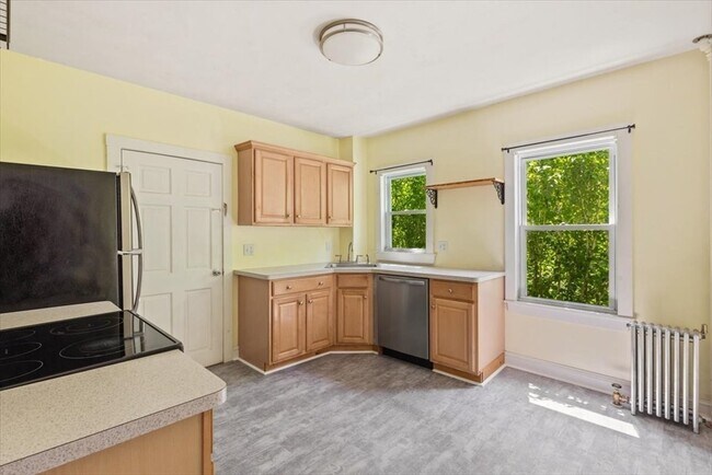 Building Photo - 254 N Elm St