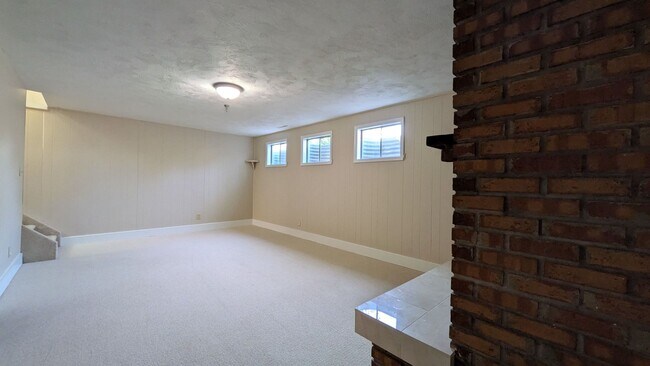 Building Photo - 4050 Hollow Rd