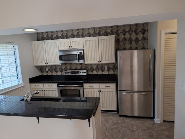Building Photo - 725 Oleander Cir