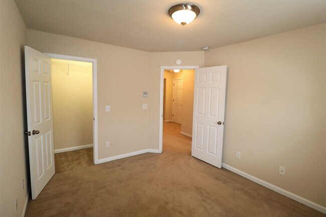 Building Photo - 982 Silver Leaf Dr