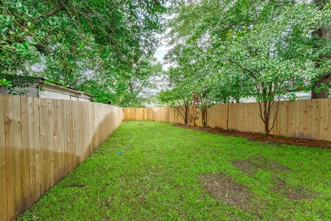 Building Photo - Pre-Leasing for the 26-27 School Year! Unbeatable Location