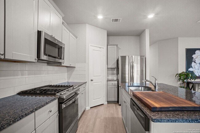 Building Photo - 3 Bedroom/2 Bath Potranco Run Subdivision