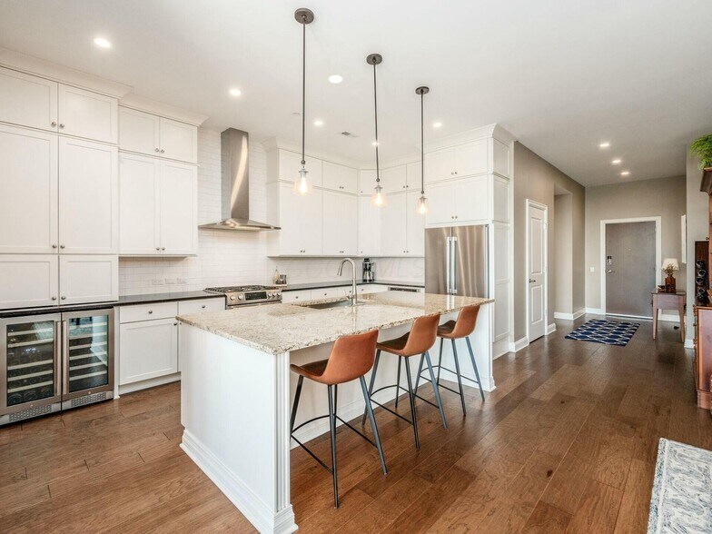 Building Photo - 250 W Spring St