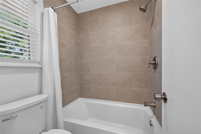Building Photo - 503 Lakeway Dr