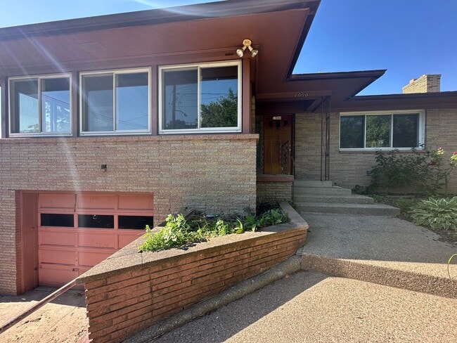 Building Photo - Three Bedroom Single Family Home on NW Side!