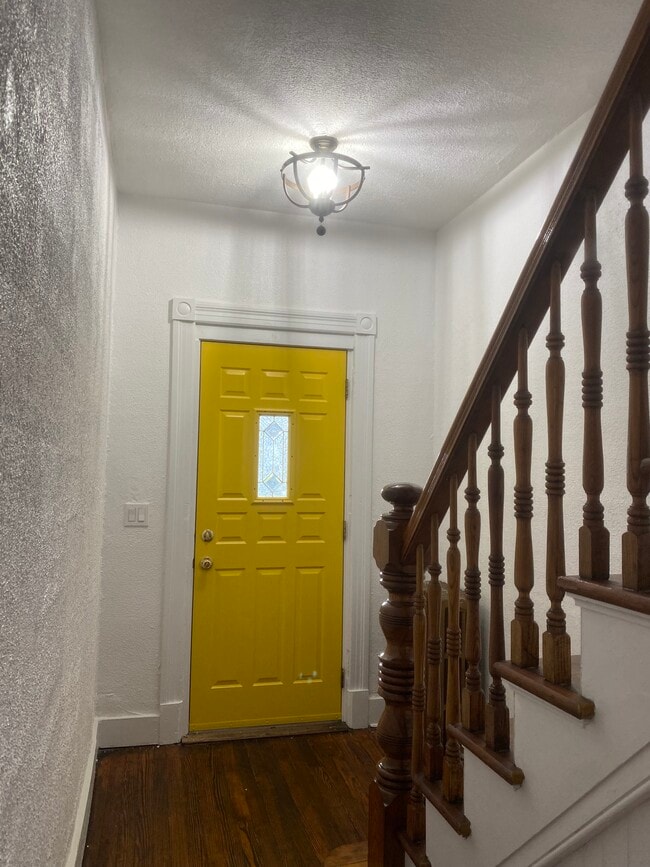 Building Photo - 481 Clove Rd