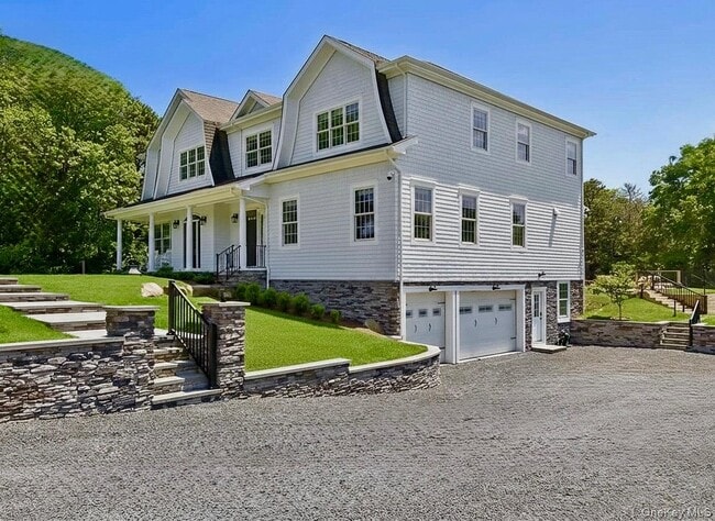 Building Photo - 490 Montauk Hwy