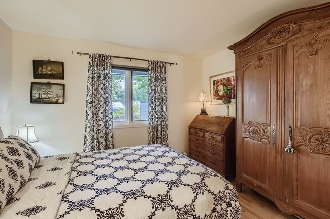 Building Photo - Ideal Downtown 1 BDR Close to Shops & Trails