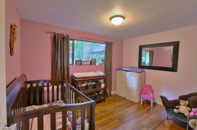 Building Photo - Charming 3 Bed 2 Bath Home in Eastgate