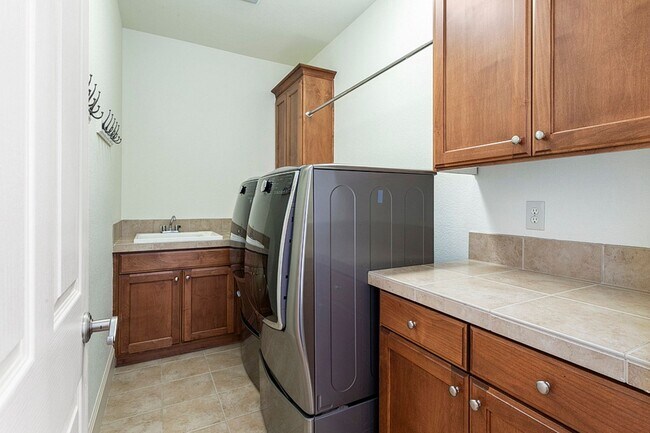 Building Photo - Stunning Large Home with 3 primary bedrooms + Tons of Amenities, Amazing Backyard !