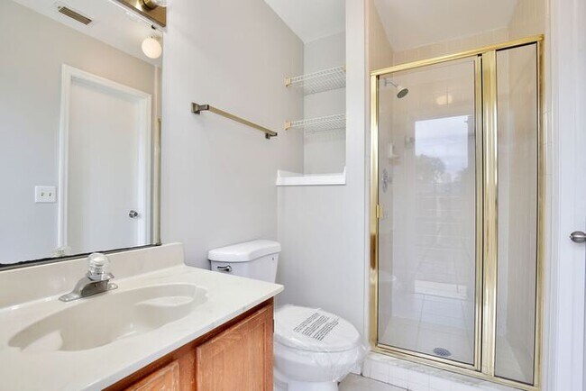 Building Photo - Spacious 4/3 Home with a Fenced Backyard and a 2 Car Garage in Hollowbrook - Winter Springs!