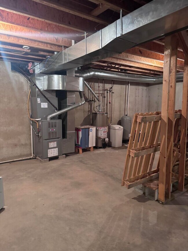 Building Photo - 5 Bd 2.5 Ba