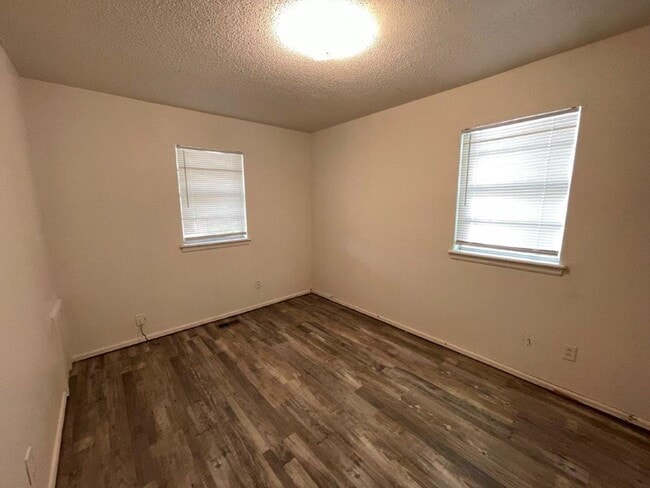 Building Photo - New paint, 3 bed 1 bath 1 car in SE Okc!