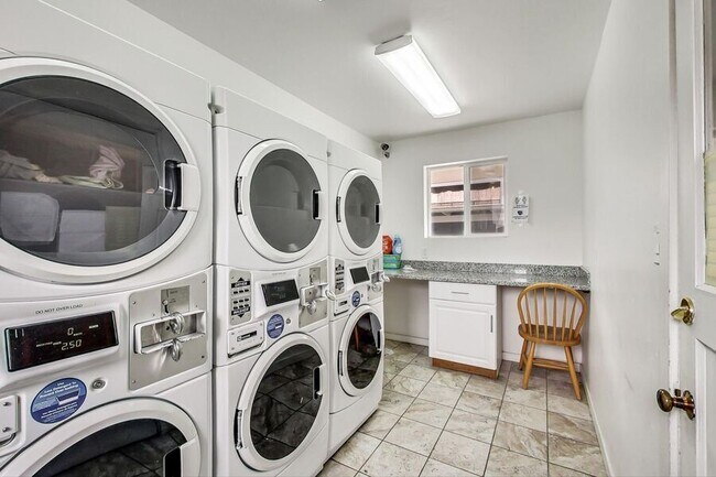 Building Photo - 1549 San Carlos Ave