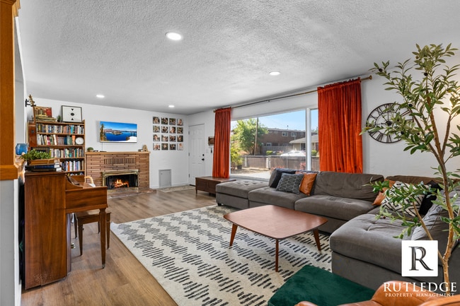 Building Photo - REMODELED! 3 Bed/2 Bath Home in Central Point