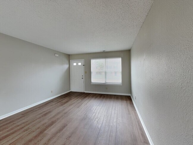 Building Photo - 4073 FairOaks Dr