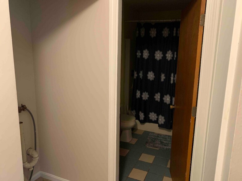 Building Photo - 329 Old Lake Shore Rd