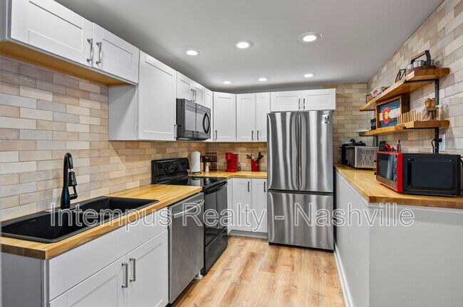 Building Photo - 840 Lemont Dr