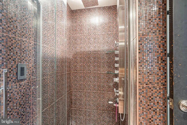 Building Photo - 3 N Christopher Columbus Blvd