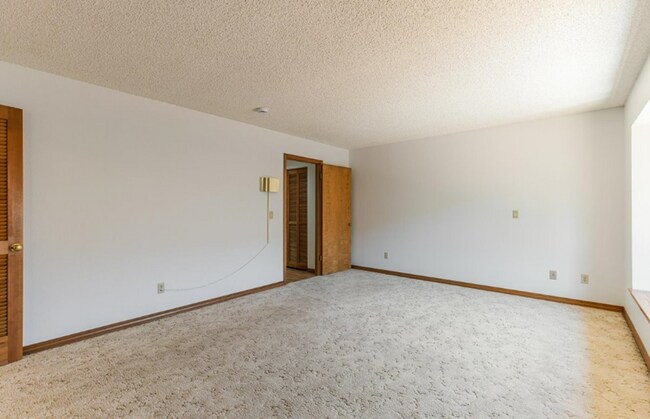 Building Photo - Prime Charbonneau Golf Community Location! 2 Bed, 2.5 Bath + Den, A/C, Washer/Dryer and Garage