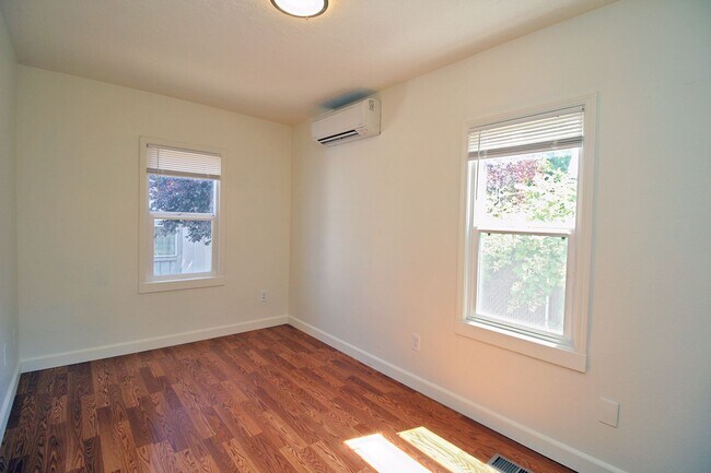 Building Photo - UNIVERSITY LIVING - Beautiful 5 Bedroom Ho...