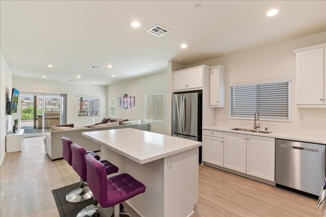 Building Photo - Charming 3-Bedroom Home on Golf Course in ...