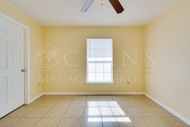 Building Photo - One Bed, One Bath at Royal Palm