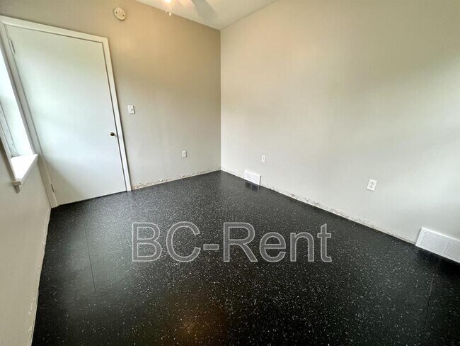 Building Photo - 635 3rd Ave