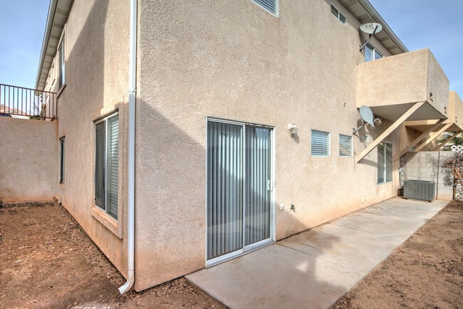 Building Photo - Five bedroom, three bath, 2,300 sq ft town...