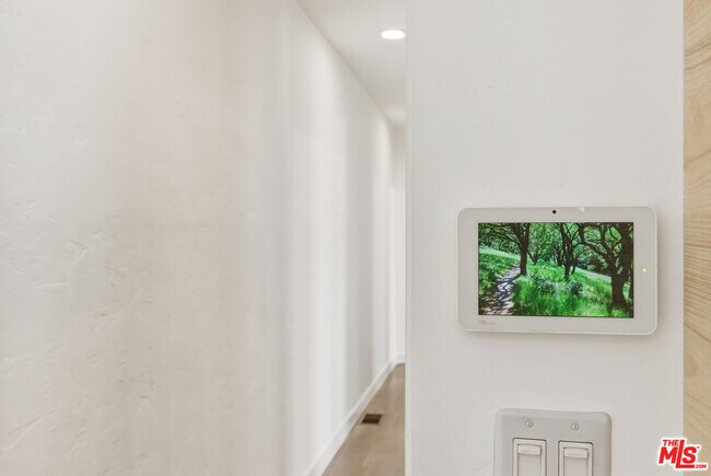 Building Photo - 3429 Edgehill Dr