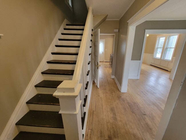 Building Photo - AVAILABLE JUNE - Charming 3 Bed, 1 Bath Home in East hillside!