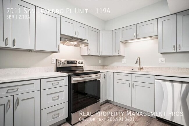 Building Photo - 7911 San Leandro Pl