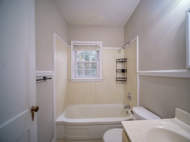 Building Photo - "Charming 3-Bedroom Home with Gleaming Hardwood Floors & 2 Full Baths in Prime Charlotte Location!"
