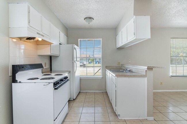 Building Photo - 2 Bedroom Duplex