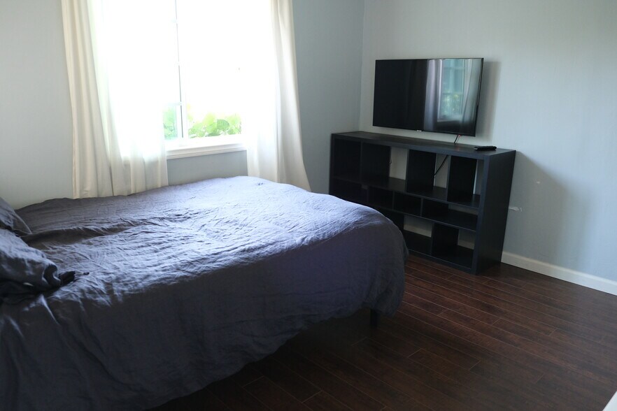 Bedroom that shares a bathroom comes with a smart TV and a full-size bed - 1243 N Alexandria Ave